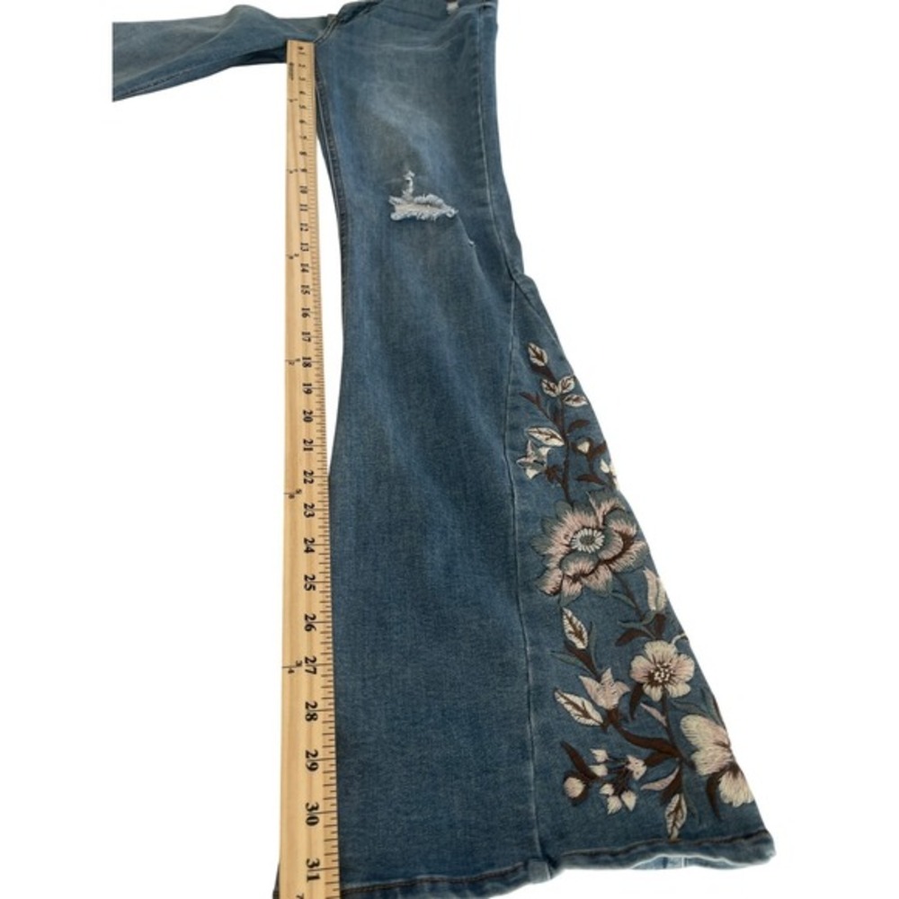 Celebrity Pink RE Generation Mid Rise‎ Flare Jeans Floral Embroidered 26x30 Boho - Picture 7 of 10